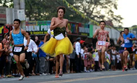 Hombres participan en carrera de tacones en Filipinas