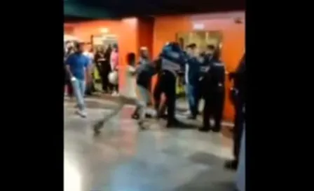 Sujetos golpean a policías en el metro de CDMX