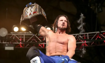 AJ Styles retiene título Mundial con ayuda de James Ellsworth