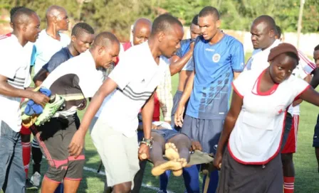 Jugador africano muere en el campo tras marcar gol