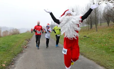 Carrera de Santa Claus llena de espíritu navideño al mundo