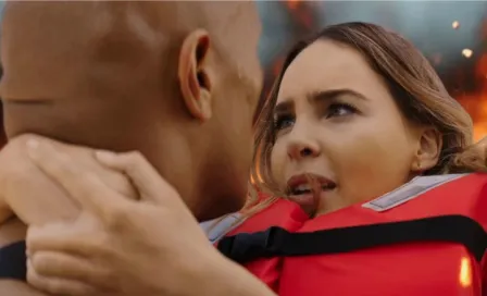 Belinda es rescatada por La Roca en trailer de 'Baywatch'