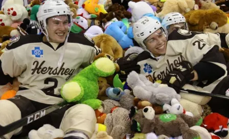 Fans lanzan 20 mil osos de peluche en partido de hockey