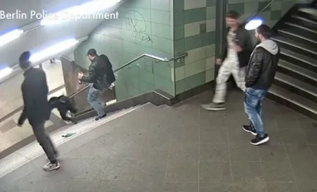 Hombre agrede brutalmente a mujer en metro de Berlín