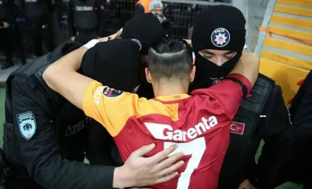 Jugador del Galatasaray celebra un gol abrazando a policías