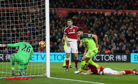 Lallana guía con doblete y asistencia goleada del Liverpool 