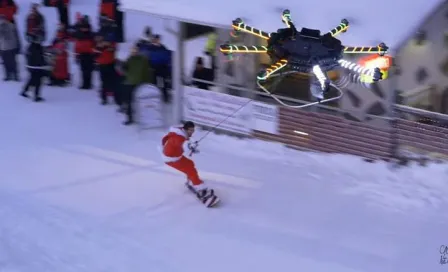 'Santa' realiza trucos de snowboarding remolcado por un dron