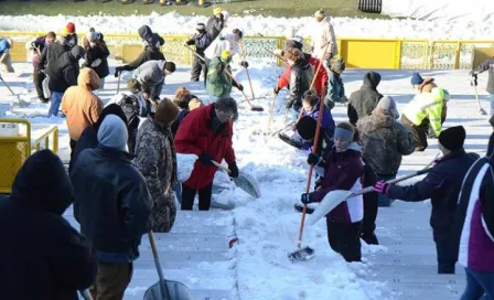 Fans de Packers limpian Lambeau Field tras fuerte nevada