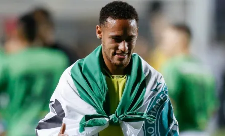 Neymar se luce con 'jogo bonito' en homenaje al 'Chape'