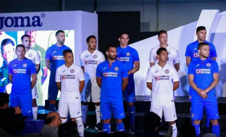 Cruz Azul presenta playera de su nuevo patrocinador 