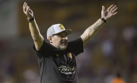 Maradona acude a bautizo de su nieto tras problemas de salud