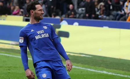 Niño le da lección de modales a capitán del Cardiff