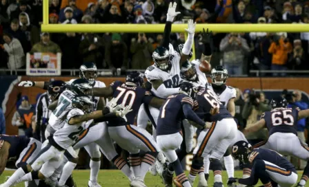 Fallido gol de campo de Chicago, desviado por jugador de Eagles