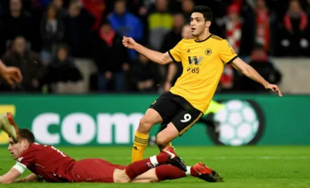 Raúl Jiménez marca su primer gol del 2019 frente al Liverpool