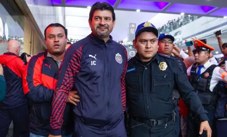 Chivas arriba a la CDMX entre cánticos de la afición rojiblanca