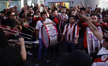 Afición lleva serenata a Chivas al hotel de concentración