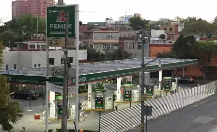 Hombre juega broma a empleado de una gasolinera, tras horas de espera