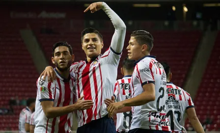 Chivas sigue con paso perfecto y golea a Cafetaleros