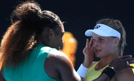 Serena Williams consuela a rival en el Abierto de Australia