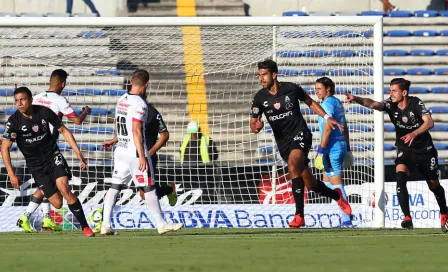 Necaxa viene de atrás y somete a Lobos en su propia casa