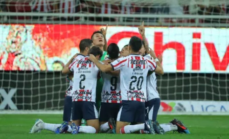 Alan Pulido dedica su gol al bebé de Gudiño