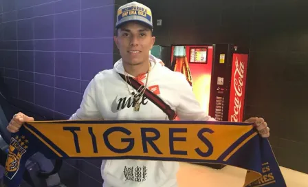 Carlos Salcedo arriba a Monterrey para reportar con Tigres