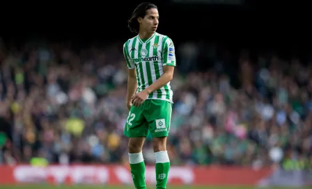 Diego Lainez marca gol en entrenamiento con el Betis 