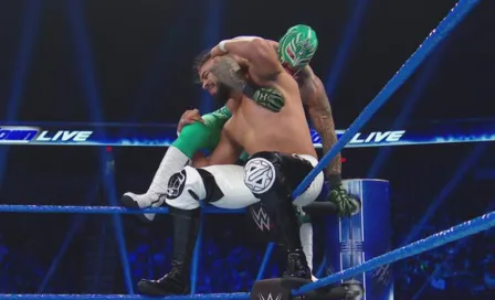 Samoa Joe interrumpe combate de 2 a 3 caídas entre Mysterio y Andrade