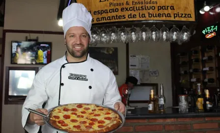 Pizzería entrega premio de empleado del mes a Vuoso