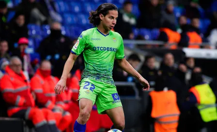 DT del Betis se impacienta ante faltas sobre Diego Lainez