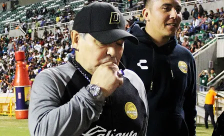 Maradona denuncia agresión con botella de vidrio desde la tribuna