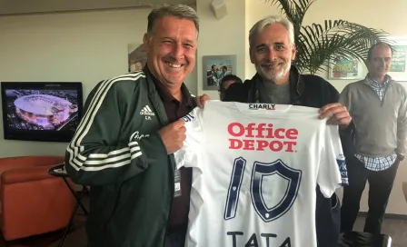 Tata Martino continúa su gira y ahora visitó al Pachuca 