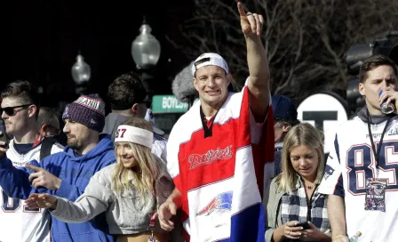 Gronkowski toca pechos de su novia en desfile de los Patriotas