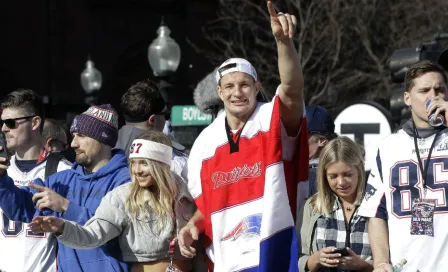 Gronkowski, golpeado con lata de cerveza en desfile de Patriots