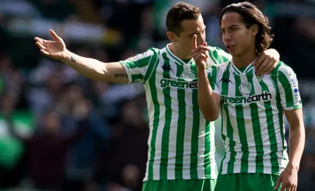 Guardado trollea a Lainez por dormirse en viaje del Betis