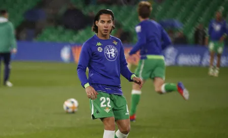 Diego Lainez 'víctima' de novatada en el Betis