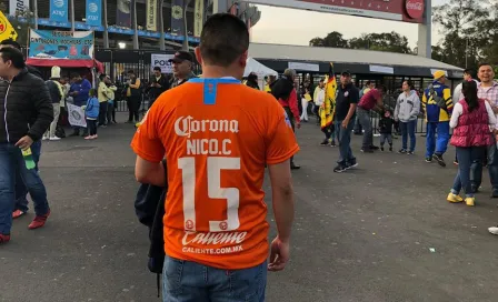 'Vuelan' playeras de Nico Castillo afuera del Azteca