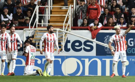 En juego de 'locos', Necaxa y Chivas dividen puntos