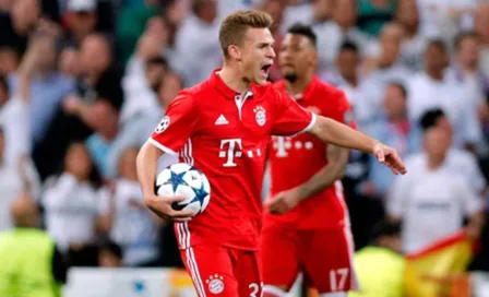 Fan del Bayern, a punto de robarle jersey de Kimmich a niño