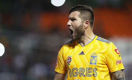 Gignac presenta en redes sociales a su hija recién nacida 