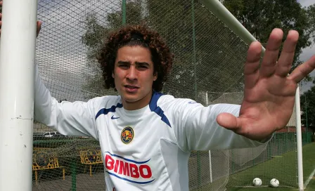 Memo Ochoa cumple 15 años de brillar bajo los tres postes