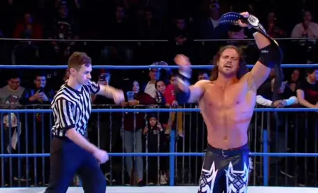 Johnny Impact retiene el campeonato Mundial en fatal de cuatro esquinas