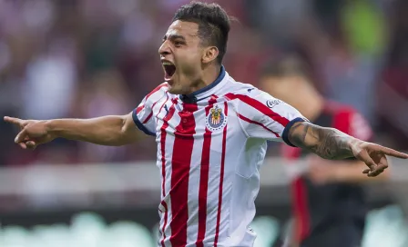 Alexis Vega se estrena como goleador de Chivas con triplete ante Atlas