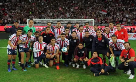 Tras goleada al Atlas, Chivas se toma foto con afición rojiblanca