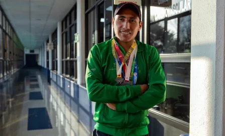 Medallista invidente canta en el metro por falta de apoyo de Conade 