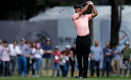 Tiger Woods imparte magia y remonta posiciones en el World Golf Championships