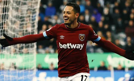 Chicharito muestra sus dotes de delantero en complicado reto con botella