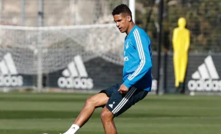 Varane entrena al parejo que sus compañeros con vendaje en rodilla