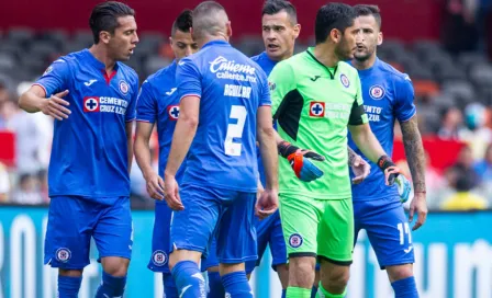 Pablo Aguilar y Édgar Méndez se encaran en el Cruz Azul vs Necaxa