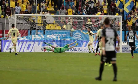 Afición del América alienta a Marchesín tras error vs Necaxa